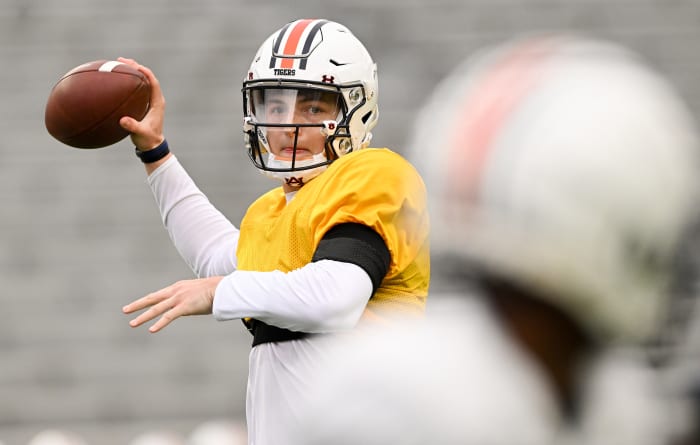 Zach Calzada (10)Auburn FB scrimmage on Saturday, April 2, 2022 in Auburn, Ala.Todd Van Emst/AU Athletics